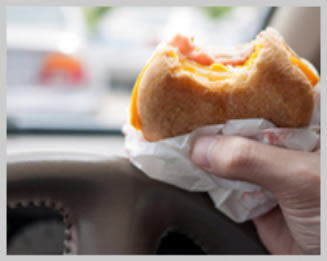 車内で食べ物を食べる方